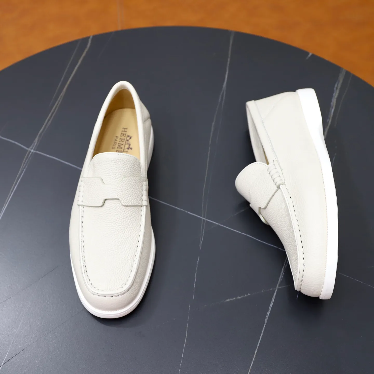 Ex-factory price: 560💰Hermès/Hermès slip-on men's shoes. This shoe is made of imported pebbled cowhide. It has simple and smooth lines and is combined with aerodynamically designed 3CM rubber foam ultra-light soles! Youthful and fashionable, classic H-shaped hardware buckle decoration, calf lining gently wraps the feet, with logo cowhide feet, casual and urban style, highlighting youthful vitality, sports and leisure version, super versatile, code number: 38-39-40-41-42-43-44 standard leather shoe size (45 can be customized but does not support returns)